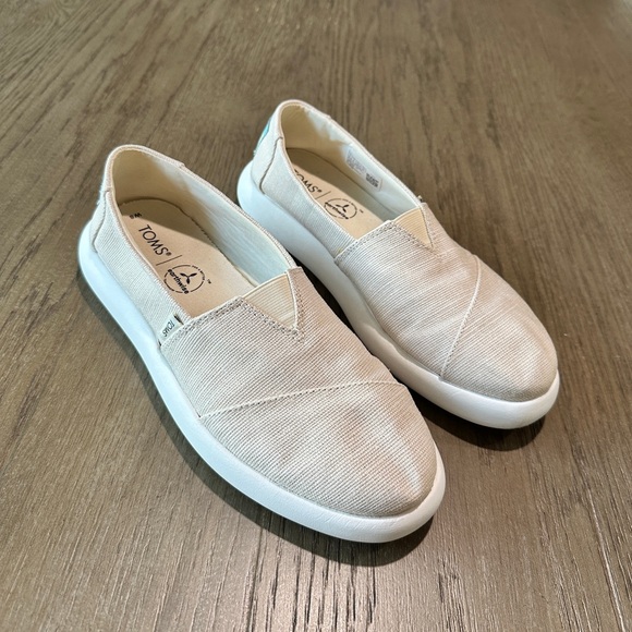 TOMS Women’s Slip On Shoes Size 8 Beige - Picture 11 of 11